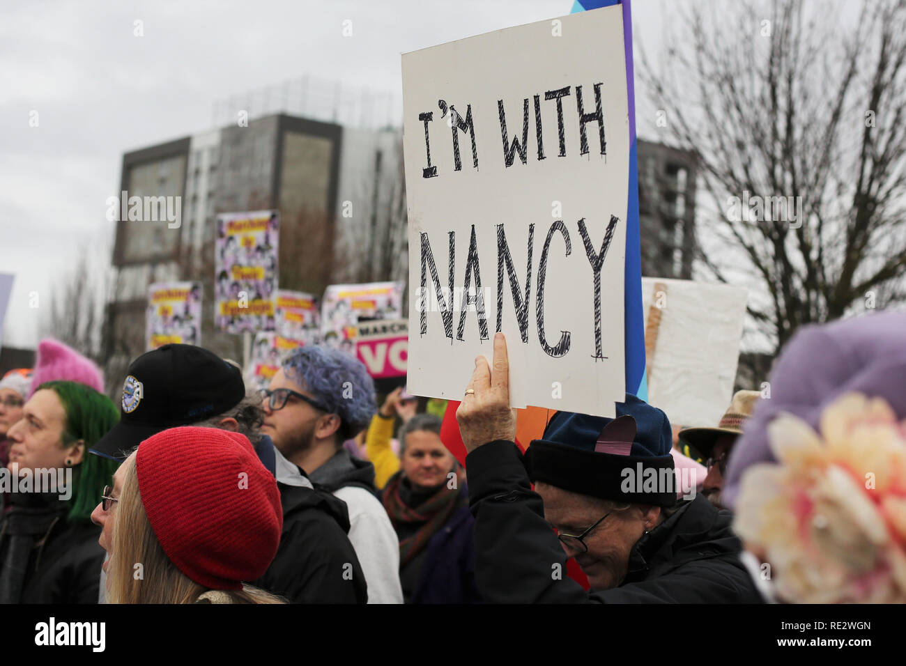 Eugene, Oregon, USA. 19. Januar, 2019. Hält eine Frau ein Zeichen zur Unterstützung der (Nancy Pelosi) im März der Frauen in Eugene, Oregon. Credit: Gina Kelly/Alamy leben Nachrichten Stockfoto