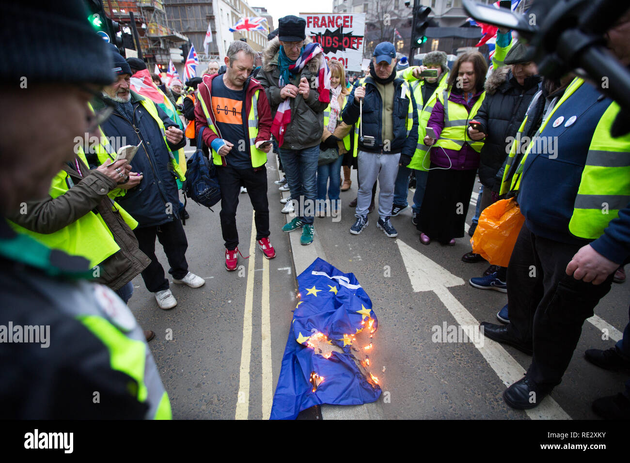 London, Großbritannien. 19. Jan 2019. Gelbe Weste protsters März um London und der Flagge der EU Quelle: George Cracknell Wright/Alamy Leben Nachrichten brennen Stockfoto