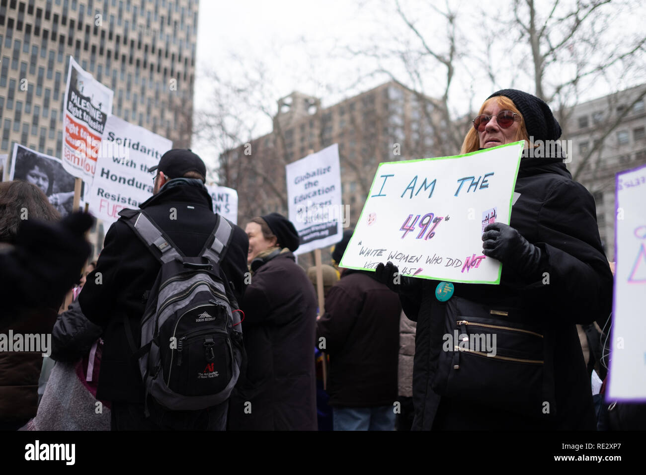 New York, New York/USA. 19. Januar, 2019: eine Frau mit einem Schild, das erklärt sie, abgesehen von den 49% der weißen Frauen, die nicht für Donald Trump in New York, USA stimmen. Credit: Jonathan Carroll/Alamy Leben Nachrichten. Stockfoto