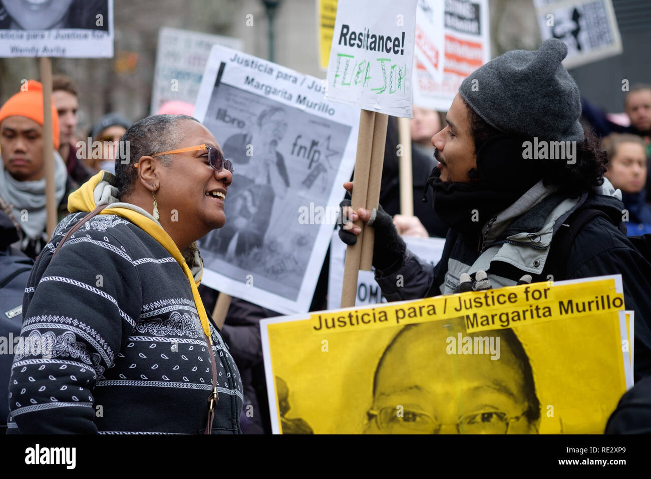 New York, New York/USA. 19. Januar, 2019: ein Mann und eine Frau sprechen während der Frauen Einheit Rallye in Foley Square in Downtown New York, USA. Credit: Jonathan Carroll/Alamy Leben Nachrichten. Stockfoto