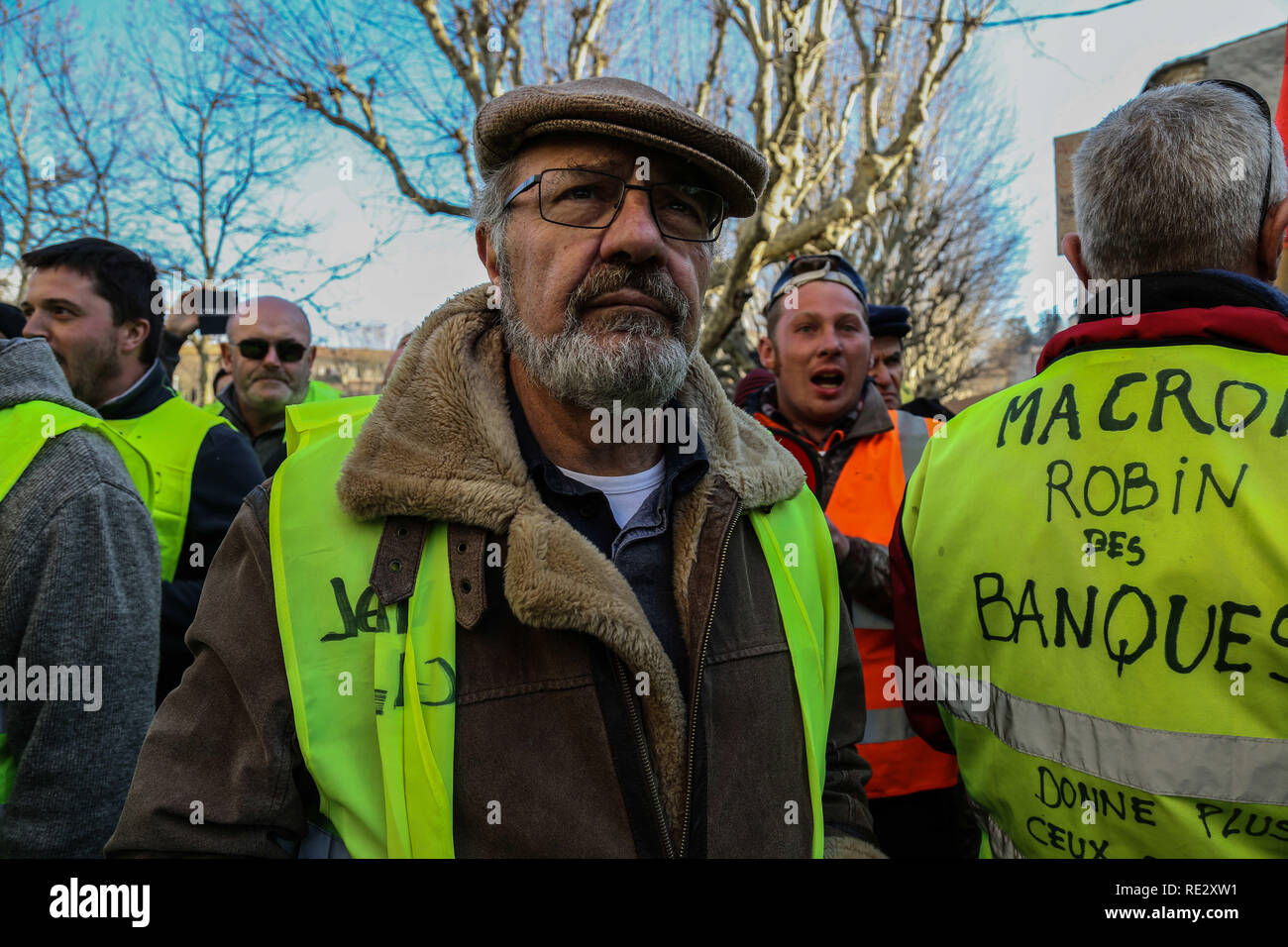 Paris, Frankreich. 19. Jan 2019. Gelbe Weste weitere Proteste in Frankreich für das 10. nachfolgende Woche gegen Präsident Emmanuel's Längestrich Regierung. Zusätzlich zu den Tausenden von gelben Weste Demonstranten in Paris, rund 800 Demonstranten in der südöstlichen Frankreich Stadt von Forcalquier, der Heimat der französische Innenminister, Christophe Castaner sammelte. Die Gendarmerie verhindert die Demonstranten vom Erreichen des Castaner Haus. Credit: ZUMA Press, Inc./Alamy leben Nachrichten Stockfoto