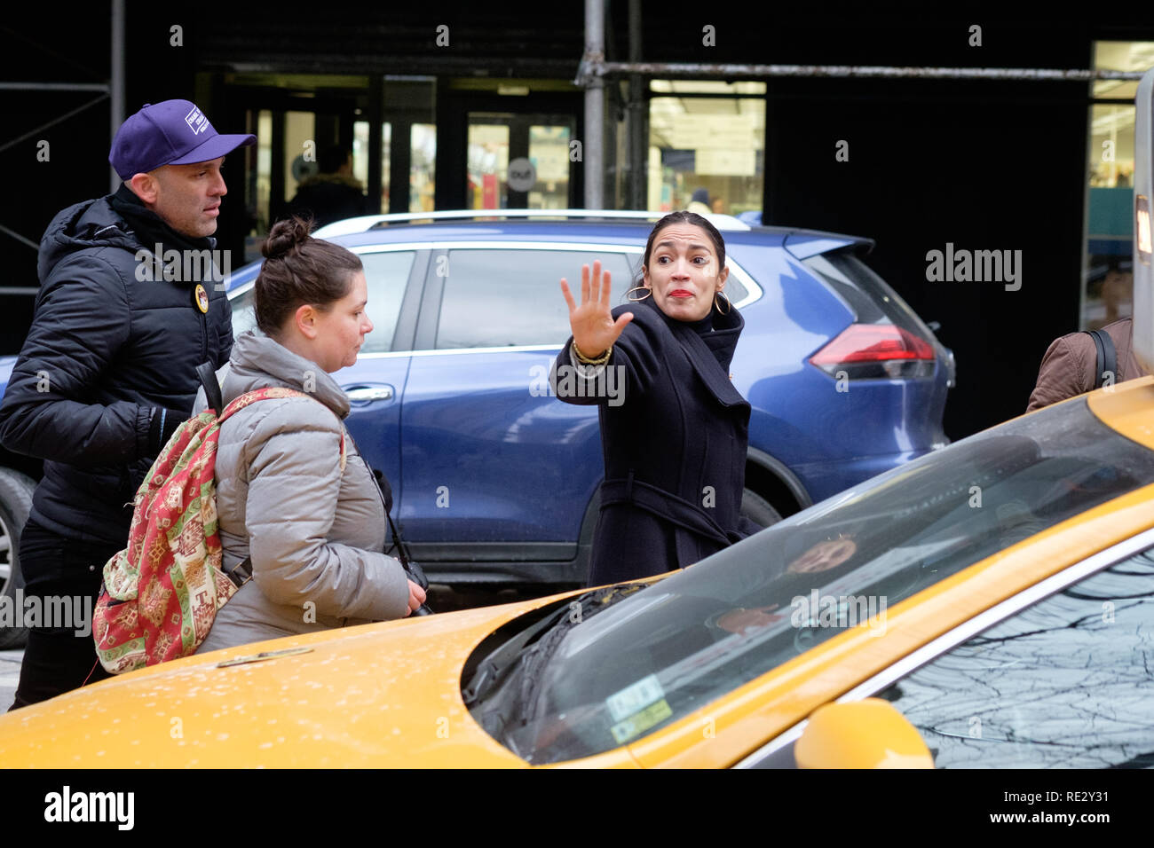 New York, New York/USA. 19. Januar, 2019: Alexandria Ocasio-Cortez (rechts) Wellen Abschied von ihren Fans vor dem Betreten einer Kabine nach Einheit Rallye der Frauen in New York, USA. Credit: Jonathan Carroll/Alamy Leben Nachrichten. Stockfoto