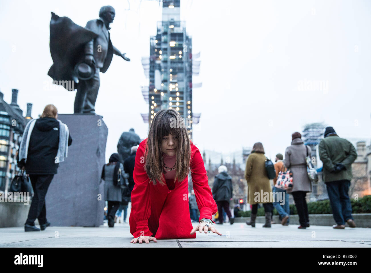 London, Großbritannien. 19. Januar, 2019. Die Frau trug ein rotes Kleid, geglaubt, Künstlerin Ellen Angus, kriecht über Pflastersteine rund um den Parliament Square auf Händen und Knien. Ellen Angus ist Mitglied der Londoner feministische Kollektiv" Nicht So Populär" und versteht die Bremsung zu haben auf der Bühne als Teil einer bevorstehenden Kunstwerk. Credit: Mark Kerrison/Alamy leben Nachrichten Stockfoto