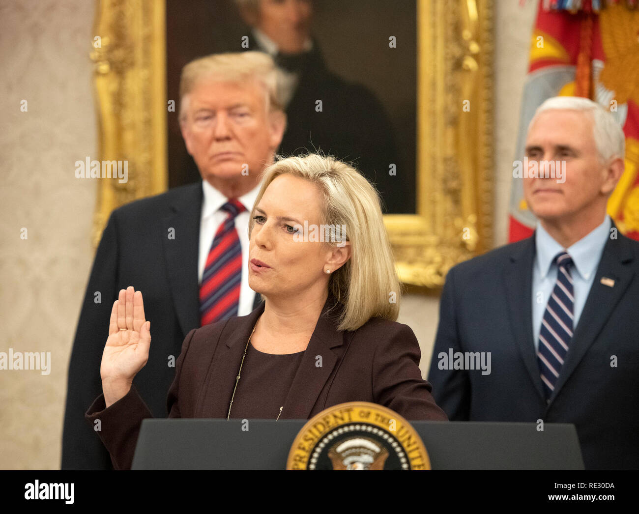 Washington, USA. 19. Jan 2019. Us-Heimatschutzministerium (DHS) Kirstjen Nielsen, Mitte, verwaltet den Eid der Staatsbürgerschaft zu fünf Menschen wie uns Präsident Donald J. Trumpf, Links, und US-Vizepräsident Mike Pence, rechts Blick auf während einer Einbürgerung Zeremonie im Oval Office des Weißen Hauses in Washington, DC am Samstag, 19. Januar 2019. Credit: Ron Sachs/Pool über CNP/MediaPunch Stockfoto