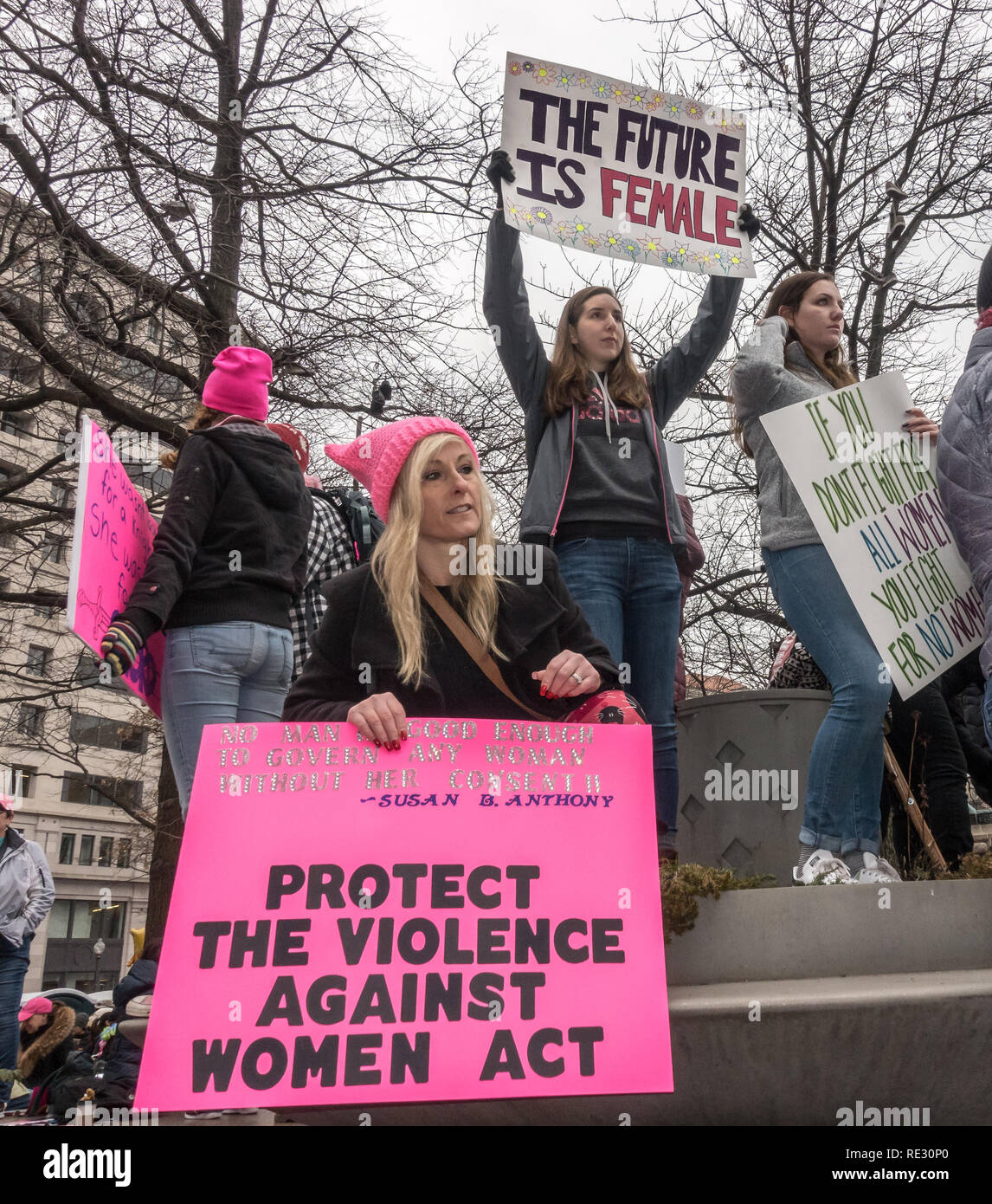 Washington, DC, USA. 19. Januar, 2019. Tausende Demonstranten marschierten und sammelten in Washington, DC, in der 2019 Frauen Marsch auf Washington, ein lautstarker Protest gegen Präsident Donald Trump und Feier der Frauen zu Kongress im November gewählt. Bob Korn/Alamy leben Nachrichten Stockfoto