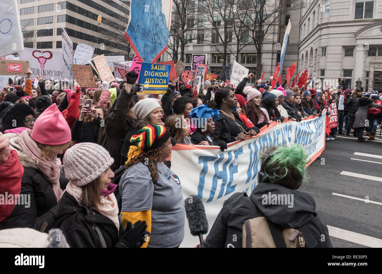 Washington, DC, USA. 19. Januar, 2019. Tausende Demonstranten marschierten und sammelten in Washington, DC, in der 2019 Frauen Marsch auf Washington, ein lautstarker Protest gegen Präsident Donald Trump und Feier der Frauen zu Kongress im November gewählt. Bob Korn/Alamy leben Nachrichten Stockfoto