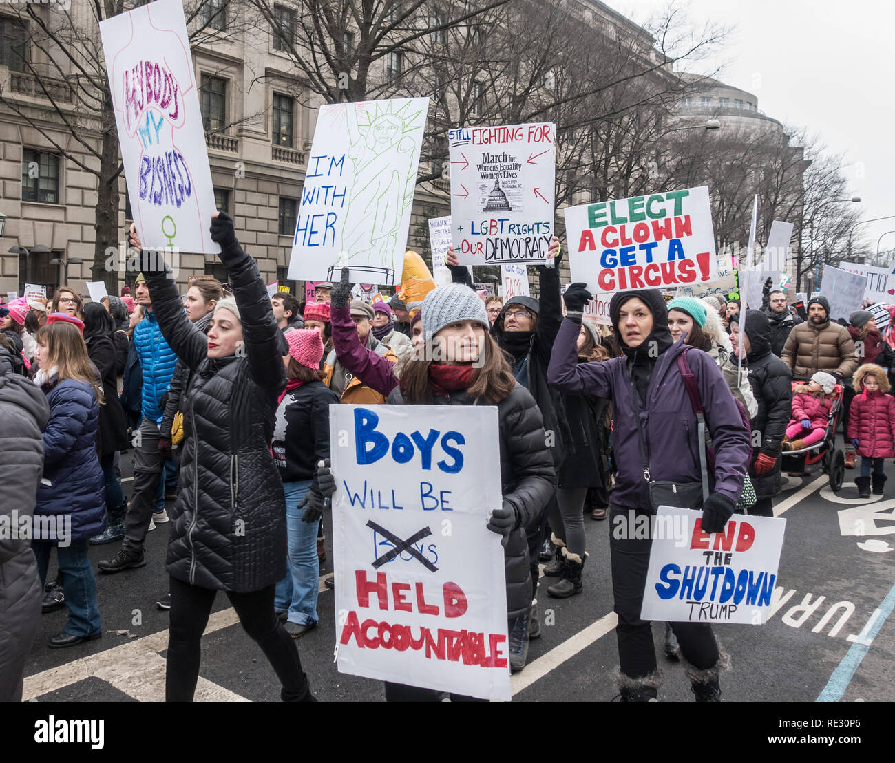 Washington, DC, USA. 19. Januar, 2019. Tausende Demonstranten marschierten und sammelten in Washington, DC, in der 2019 Frauen Marsch auf Washington, ein lautstarker Protest gegen Präsident Donald Trump und Feier der Frauen zu Kongress im November gewählt. Bob Korn/Alamy leben Nachrichten Stockfoto