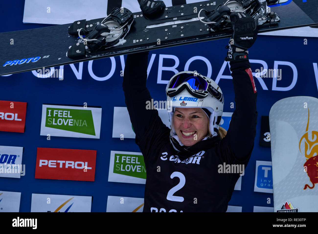 Rogla, Slowenien. 19. Jan 2019. Selina Jörg von Deutschland feiert nach dem Gewinn der FIS Snowboard Damen Parallel Riesenslalom Weltcup Rennen in Rogla, Slowenien am 19. Januar 2019. Foto: Jure Makovec Credit: Jure Makovec/Alamy leben Nachrichten Stockfoto