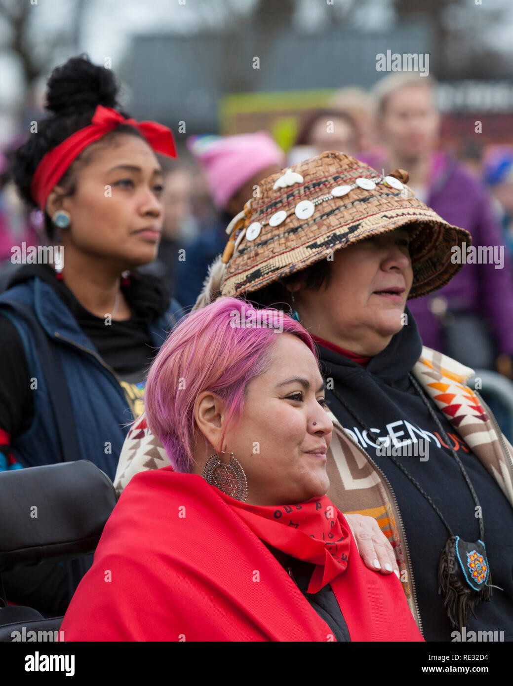 Washington, USA. 19. Jan 2019. Stammes- Mitglieder versammeln sich die Pre-März Rallye am Cal Anderson Park für März des Womxn Seattle 2019. Samstag im März und Rallye, durch Seattle Womxn marschiert vorwärts in Zusammenarbeit mit MLK Day Veranstalter organisiert, wird gefolgt von einem Tag am Sonntag und Montag MLK Day Veranstaltungen zu Ehren von Martin Luther King Jr.'s Sonntag Womxn Handeln auf Seattle ist eine in der ganzen Stadt Tag der Bildung, Unterstützung, Austausch und im Auftrag der gemeinnützigen Organisationen, Basisorganisationen und soziale Gerechtigkeit Gruppen in Seattle. Stockfoto