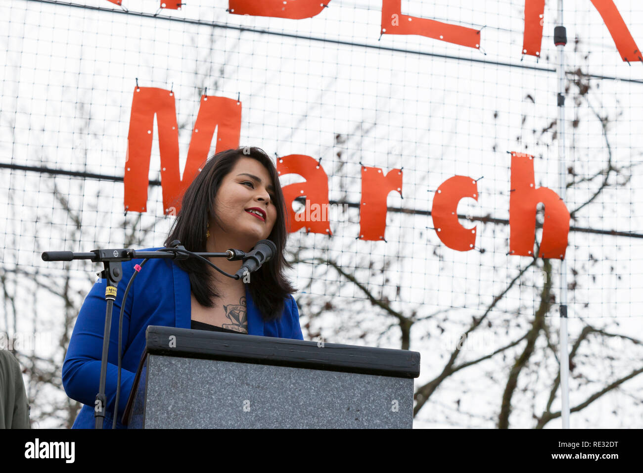 Washington, USA. 19. Jan 2019. Monserrat Padilla, Koordinator an der Washington Immigrant Solidarität Netzwerk und transgender eintreten, spricht an der pre-März Rallye für März des Womxn Seattle 2019. Samstag im März und Rallye, durch Seattle Womxn marschiert vorwärts in Zusammenarbeit mit MLK Day Veranstalter organisiert, wird gefolgt von einem Tag am Sonntag und Montag MLK Day Veranstaltungen zu Ehren von Martin Luther King Jr.'s Sonntag Womxn Handeln auf Seattle ist eine in der ganzen Stadt Tag der Bildung, Unterstützung, Austausch und im Auftrag der gemeinnützigen Organisationen, Basisorganisationen und soziale Gerechtigkeit Gruppen in Seattle. Stockfoto