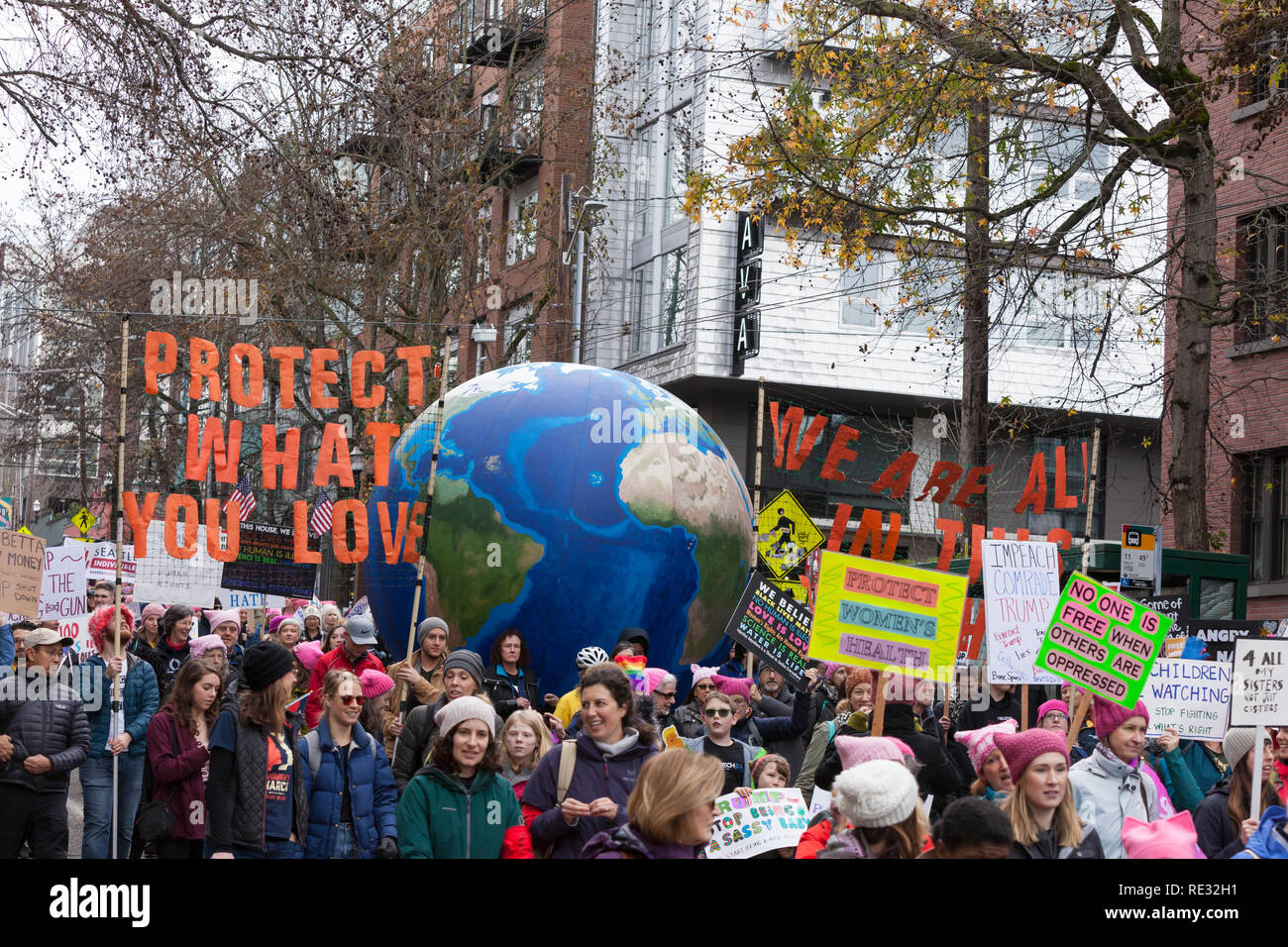 Washington, USA. 19. Jan 2019. Demonstranten Spaziergang entlang der Pine Street im März des Womxn Seattle 2019. Samstag im März und Rallye, durch Seattle Womxn marschiert vorwärts in Zusammenarbeit mit MLK Day Veranstalter organisiert, wird gefolgt von einem Tag am Sonntag und Montag MLK Day Veranstaltungen zu Ehren von Martin Luther King Jr.'s Sonntag Womxn Handeln auf Seattle ist eine in der ganzen Stadt Tag der Bildung, Unterstützung, Austausch und im Auftrag der gemeinnützigen Organisationen, Basisorganisationen und soziale Gerechtigkeit Gruppen in Seattle. Stockfoto