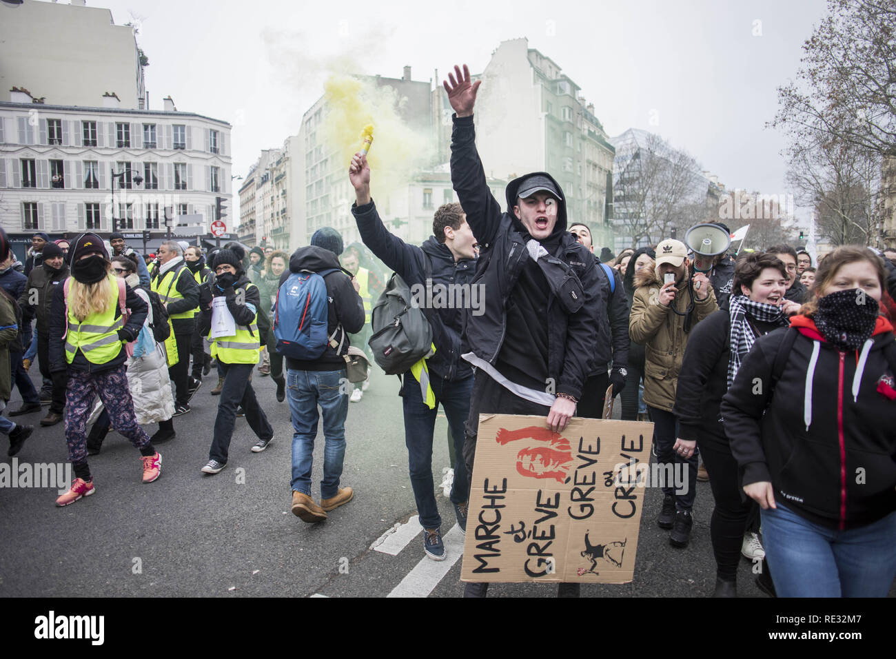 Paris, Frankreich. . Jan, 2019 19. Demonstranten werden gesehen, um zu singen und zu tanzen, während Sie eine gelbe Flare bei einer Demonstration gegen den französischen Präsidenten Längestrich Politik. Gelbe weste Demonstranten versammelt und marschierten auf den Straßen von Paris ein weiteres Samstag auf, was Sie die Akte X gegen die Politik der französische Präsident Emmanuel's Längestrich nennen. Credit: Bruno Thevenin/SOPA Images/ZUMA Draht/Alamy leben Nachrichten Stockfoto