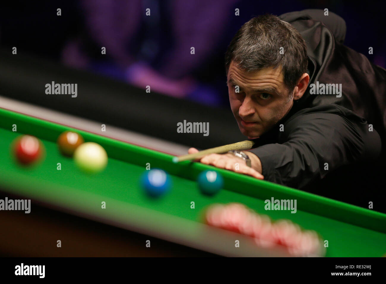 London, Großbritannien. Jan, 2019 19. Ronnie O'Sullivan von England konkurriert in seinem Halbfinale gegen Ding Junhui von China an Snooker Meister 2019 in London, Großbritannien auf Jan. 19, 2019. O'Sullivan gewann 6 zu 3. Quelle: Tim Irland/Xinhua/Alamy leben Nachrichten Stockfoto