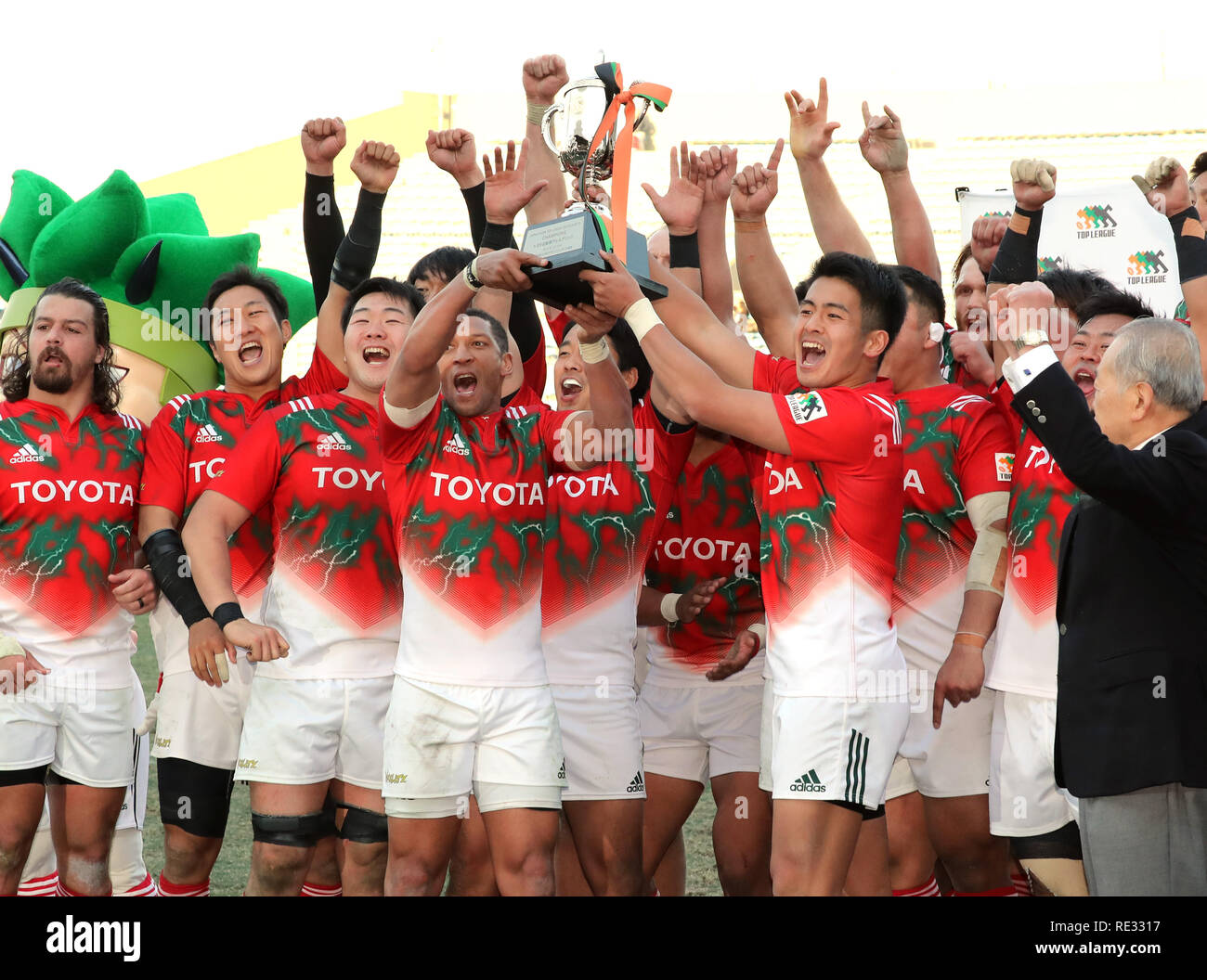 Tokio, Japan. Jan, 2019 19. Die Mitglieder des Toyota Verblitz die Trophäe anheben, wie sie der Japan Rugby Top League Cup Turnier im Prince Chichibu Memorial Stadium in Tokio gewann am Samstag, 19. Januar 2019. Toyota Verblitz besiegt Suntory SunSungoliath 43-34 und gewann den Titel. Credit: Yoshio Tsunoda/LBA/Alamy leben Nachrichten Stockfoto