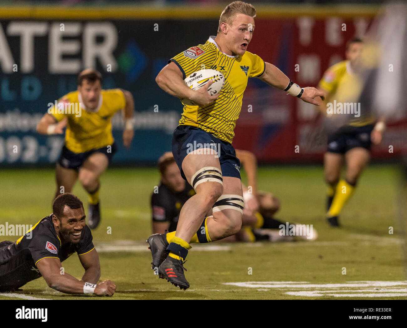 Glendale Raptors flanker Hanco Germishuys (7) Erhält hinter Houston SaberCats Flügel Josua Vici (14) während der Ausstellung Spiel zwischen den Glendale Raptors und das Houston SaberCats im Sternbild Feld, Sugar Land, Texas. Vollzeit Glendale Raptors beat Houston SaberCats 36-21. © Maria Lysaker - Cal Sports Media Stockfoto