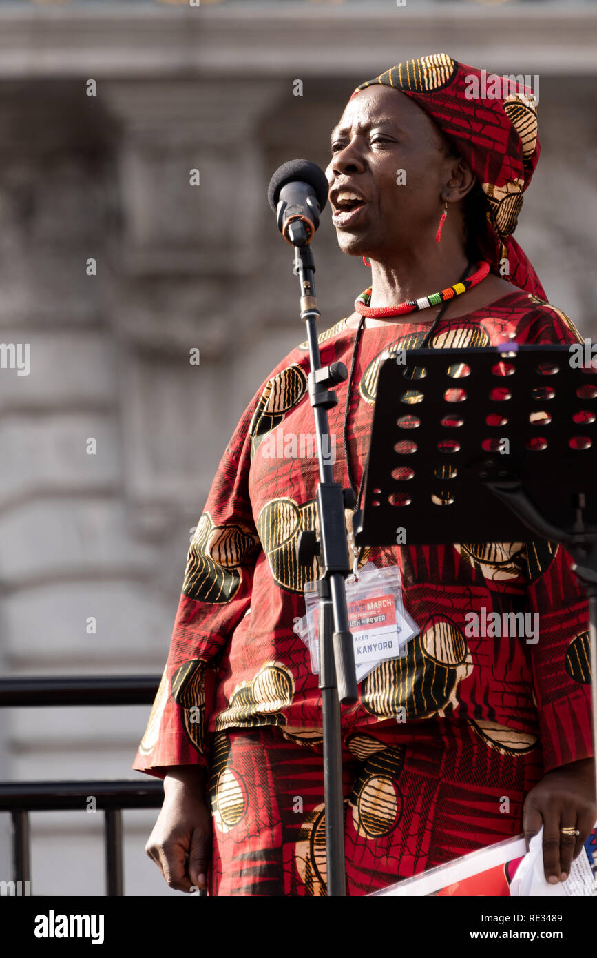 San Francisco, USA. 19. Januar, 2019. Der Frauen März San Francisco beginnt mit einer Kundgebung am Civic Center Plaza vor der City Hall. Musimbi Kanyoro, Präsident und CEO des Globalen Fonds für Frauen, Adressen der Gast vor dem März beginnt. Kanyoro ist ein Aktivist für Frauen und Mädchen "Gesundheit und Menschenrechte, und ist leidenschaftlich über die Verwendung von Philanthropie und Technologie sozialen Wandel zu fahren. Credit: Shelly Rivoli/Alamy leben Nachrichten Stockfoto