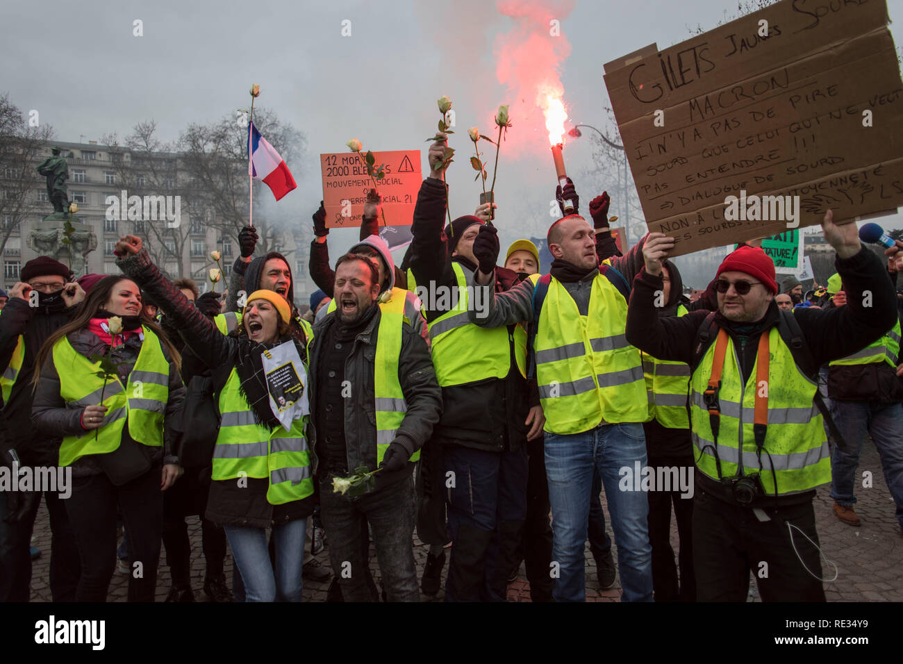 Paris, Frankreich. 19. Jan 2019. Demonstranten halten Fahnen und roten Leuchtraketen shout Slogans bei einer Demonstration gegen den französischen Präsidenten Längestrich Politik. Gelbe weste Demonstranten versammelt und marschierten auf den Straßen von Paris ein weiteres Samstag auf, was Sie die Akte X gegen die Politik der französische Präsident Emmanuel's Längestrich nennen. Credit: SOPA Images Limited/Alamy leben Nachrichten Stockfoto