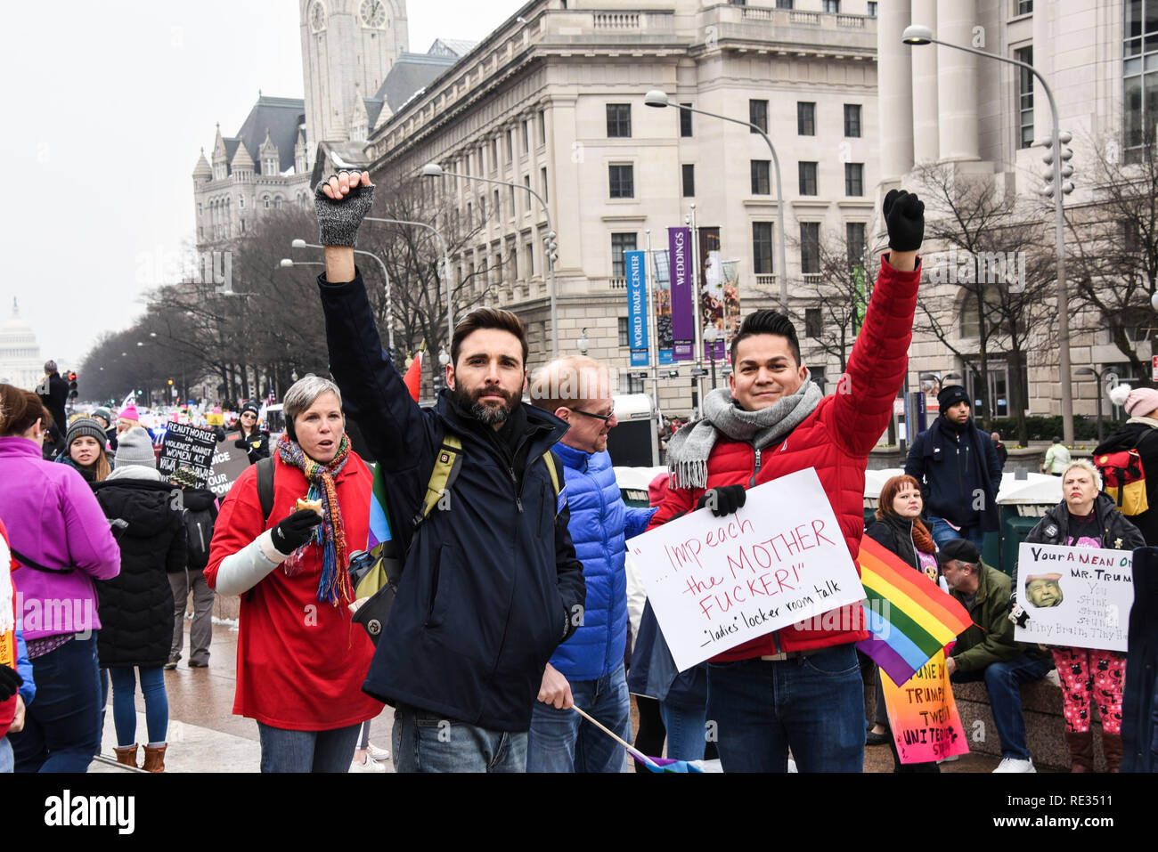 Washington, USA. 19. Jan 2019. Demonstranten gesehen ihre Fäuste in Unterstützung des März. Ein paar tausend Unterstützer von Frauen nahm die Straßen von Washington D.C der dritte Jahrestag der Frauen März zu feiern. Credit: SOPA Images Limited/Alamy leben Nachrichten Stockfoto