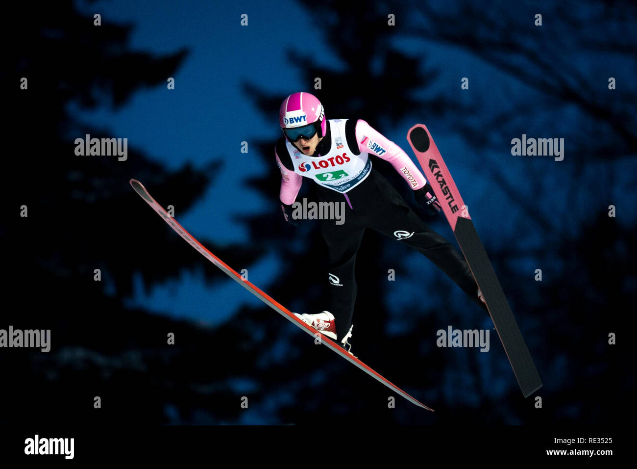 Zakopane, Polen. 19. Jan 2019. Zakopane, Spanien. 19. Jan 2019. Ein Skispringer in Aktion während der Team HS-134 Wettbewerb der FIS Skisprung Weltcup in Zakopane gesehen. Credit: SOPA Images Limited/Alamy Live News Credit: SOPA Images Limited/Alamy leben Nachrichten Stockfoto