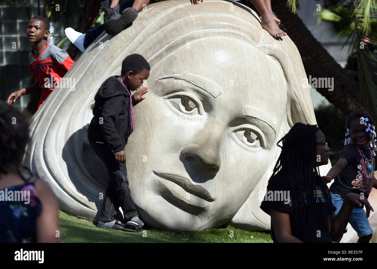 Florida, USA. 19. Jan 2019. Spielen die Kinder auf die "Verwendung der Entdeckung' Skulptur von Meg White Lake Eola Park am Januar 19, 2019 in Orlando, Florida. (Paul Hennessy/Alamy) Credit: Paul Hennessy/Alamy leben Nachrichten Stockfoto