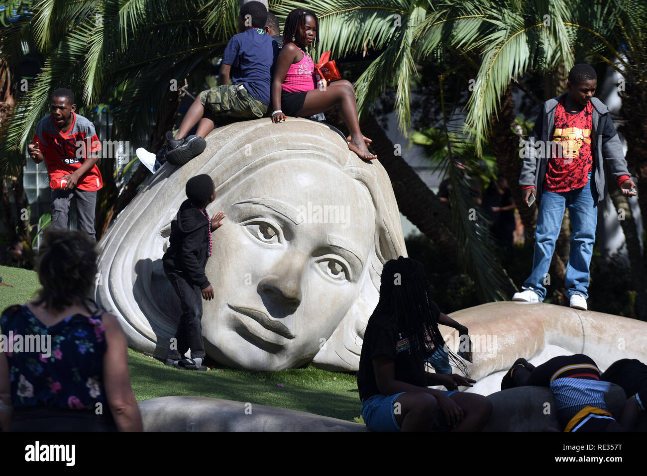 Florida, USA. 19. Jan 2019. Spielen die Kinder auf die "Verwendung der Entdeckung' Skulptur von Meg White Lake Eola Park am Januar 19, 2019 in Orlando, Florida. (Paul Hennessy/Alamy) Credit: Paul Hennessy/Alamy leben Nachrichten Stockfoto