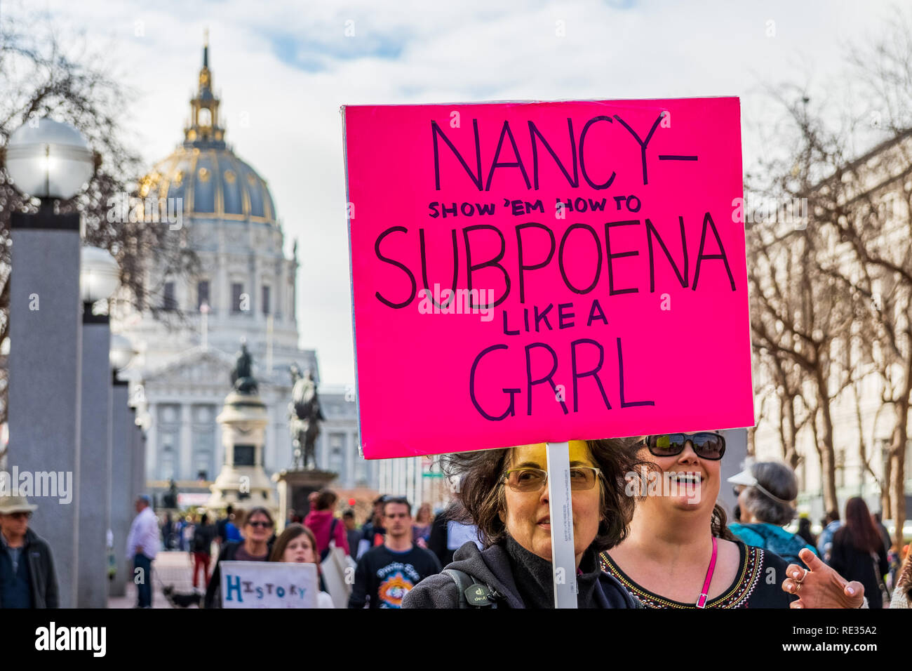 San Francisco, USA. 19. Jan 2019. Teilnehmer bis März der Damen hält mit einer politischen Botschaft; das Rathaus Gebäude im Hintergrund sichtbar Stockfoto