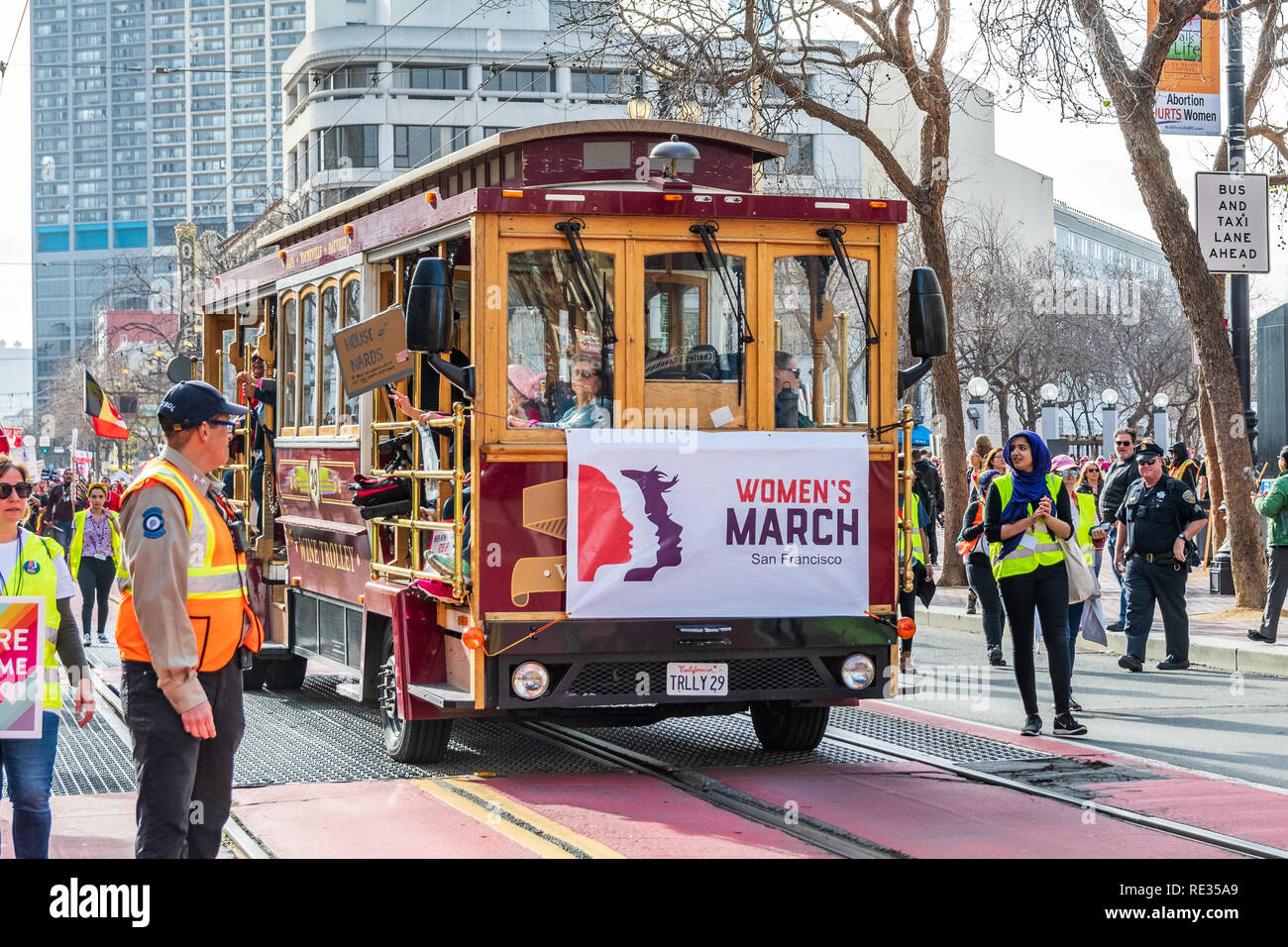 San Francisco, USA. 19. Jan 2019. Alte Katze führt die Teilnehmer bis März der Frauen auf der Market Street in der Innenstadt von San Francisco. Stockfoto