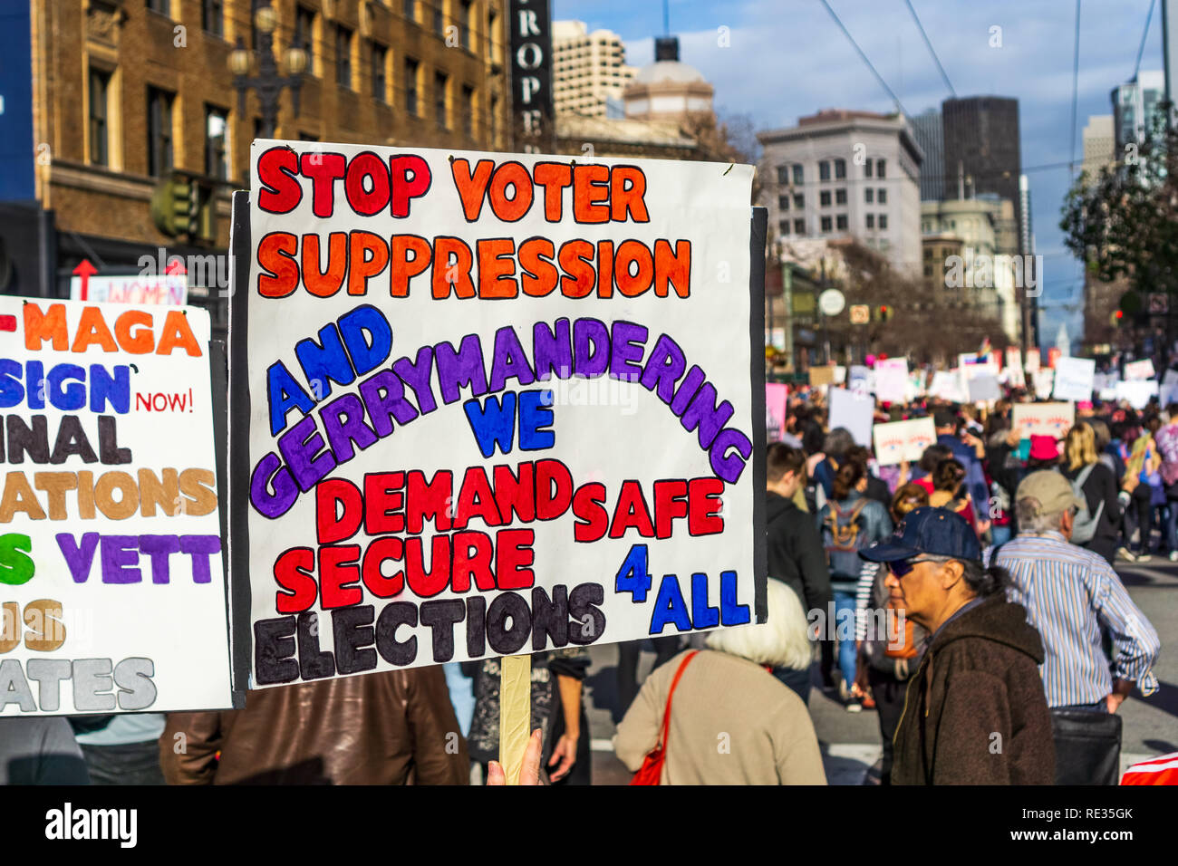 San Francisco, USA. 19. Jan 2019. Teilnehmer bis März der Damen hält Zeichen verweisen auf die Abstimmung der Unterdrückung, gerrymandering beim Marschieren auf der Market Street in der Innenstadt von San Francisco. Stockfoto