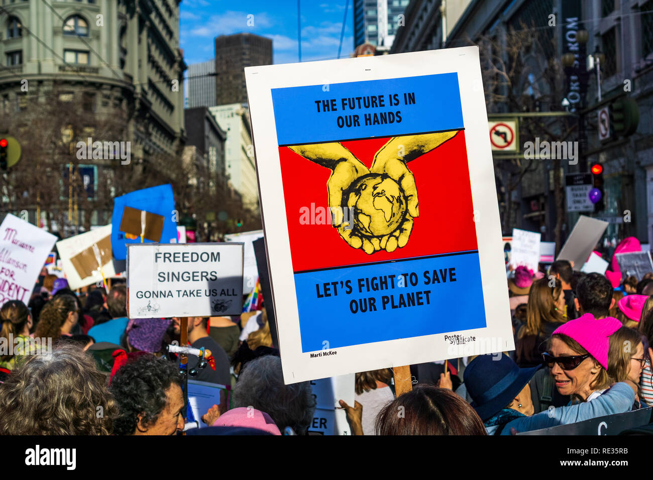 San Francisco, USA. 19. Jan 2019. Teilnehmer bis März der Damen hält Schild mit ökologischer Botschaft beim Marschieren auf der Market Street in der Innenstadt von San Francisco. Stockfoto