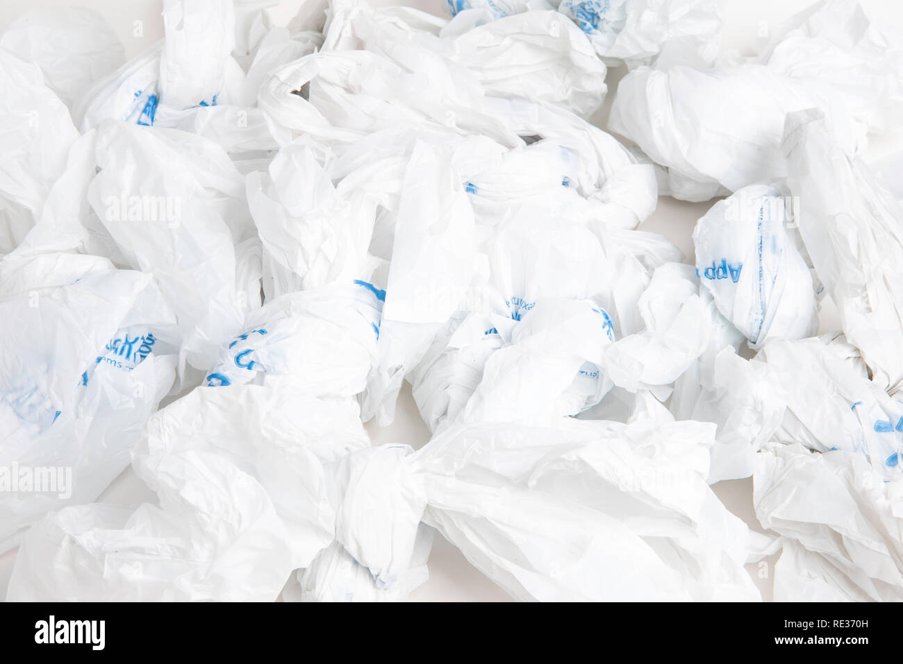 Ein Bündel von Zerknitterten weiß Einweg Kunststoff mit Blue Prints. Stockfoto