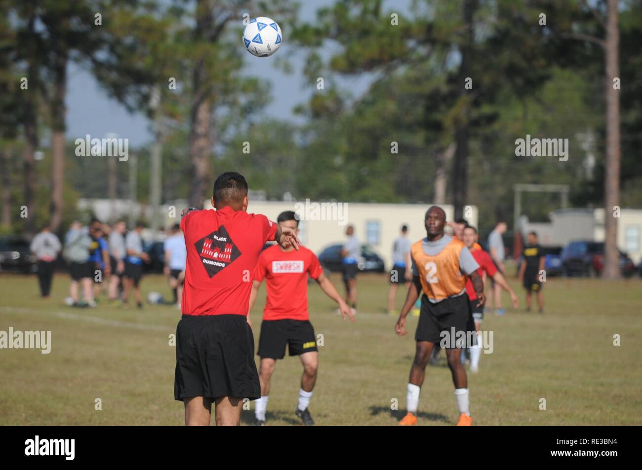 Der Soldat mit dem 92Nd Engineer Battalion wirft den Ball zurück im Spiel in einem Fußballspiel zwischen seinem Team und die 63 Expeditionary Signal Bataillon am Donovan Feld in Fort Stewart, 07.11.15. Das Match war Teil der Marne Woche, eine Woche feiern die Geschichte der 3.infanteriedivision Mit freundlichen Wettbewerb unter den untergeordneten Einheiten. Stockfoto