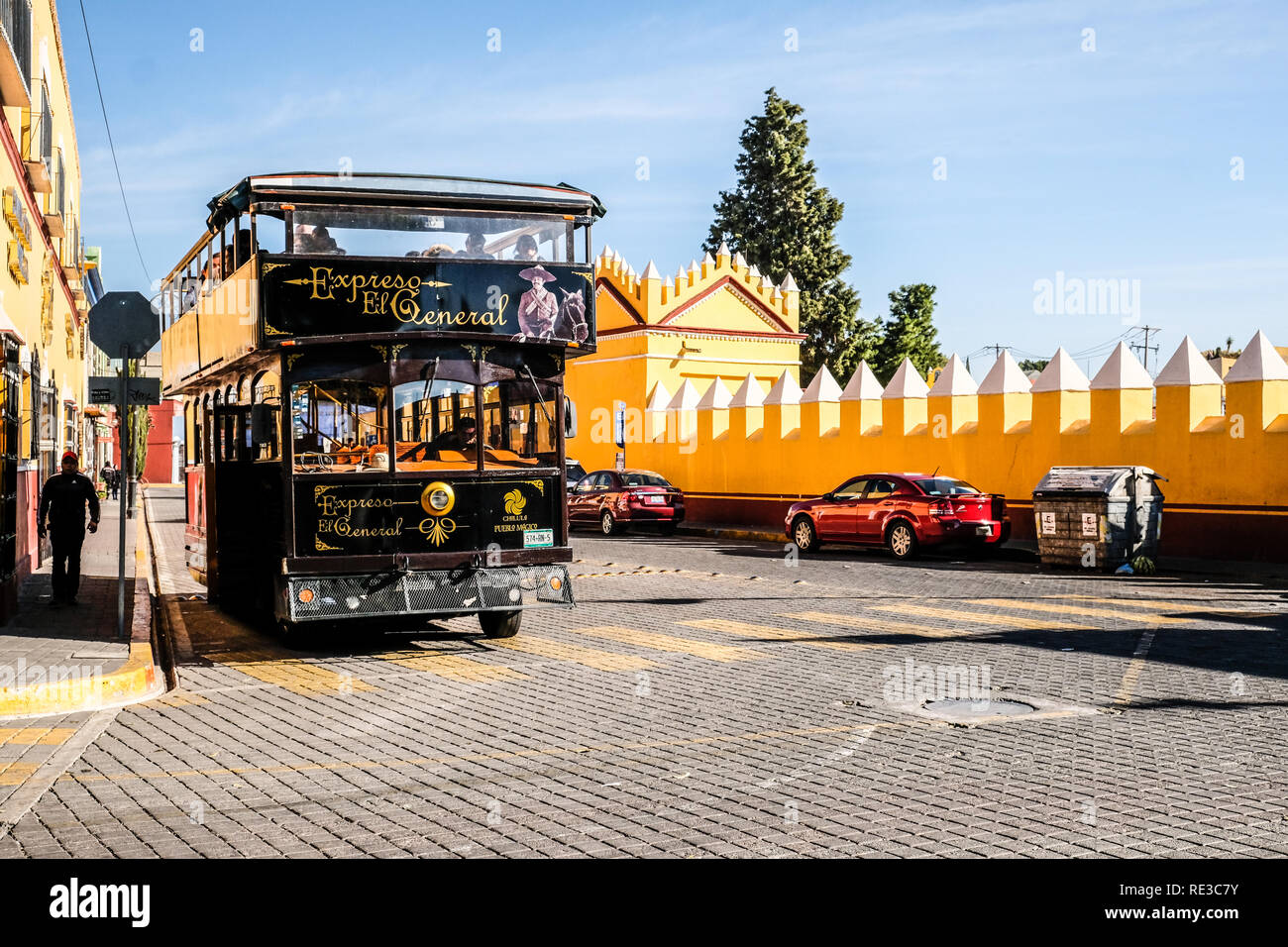 Ein open air Double Deck tour bus in Cholula Puebla, Mexiko Stockfoto