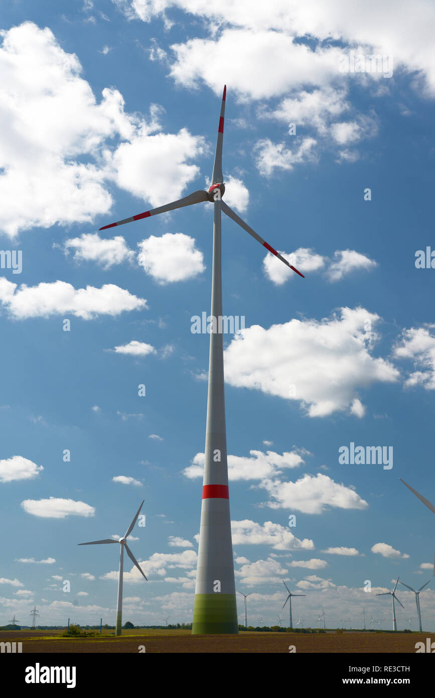 Erneuerbare Energien - Windkraftanlagen in der Landschaft Stockfoto