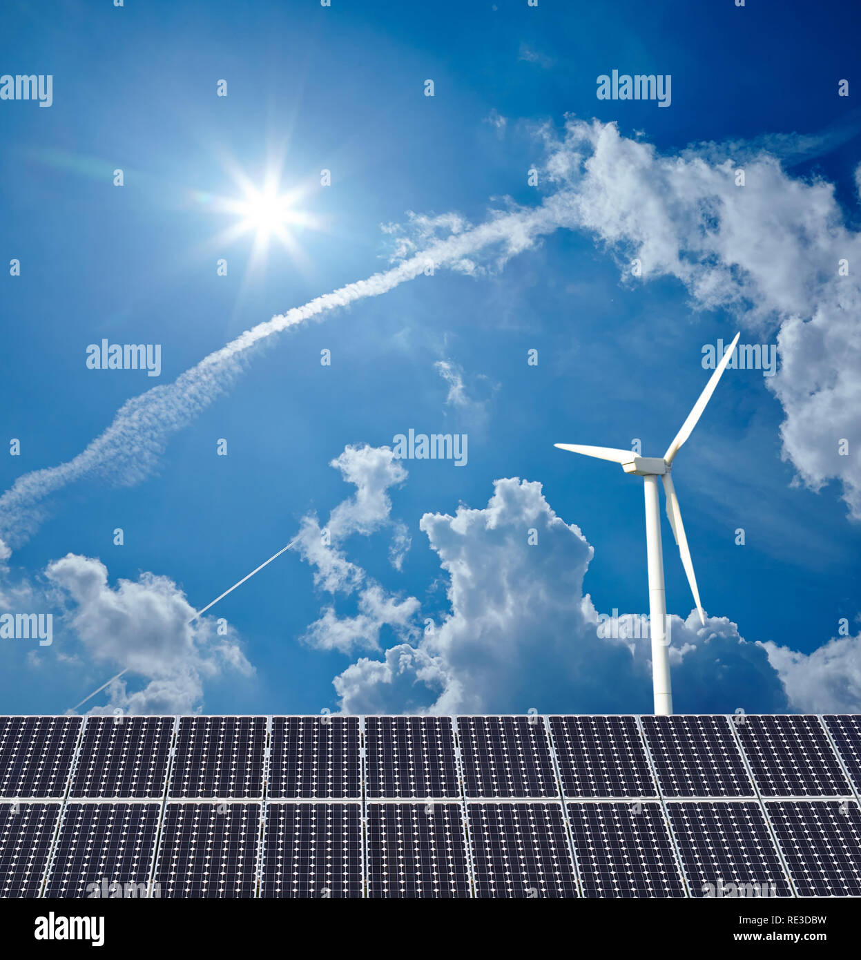 Erneuerbare Energien - Windkraftanlagen und Solaranlagen Stockfoto