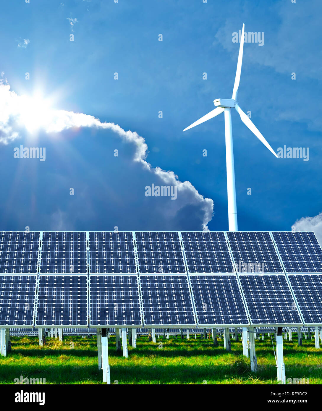 Erneuerbare Energien - Windkraftanlagen und Solaranlagen Stockfoto