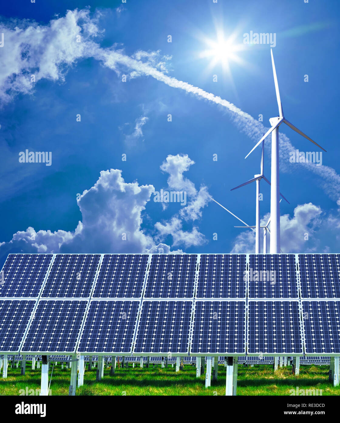Erneuerbare Energien - Windkraftanlagen und Solaranlagen Stockfoto