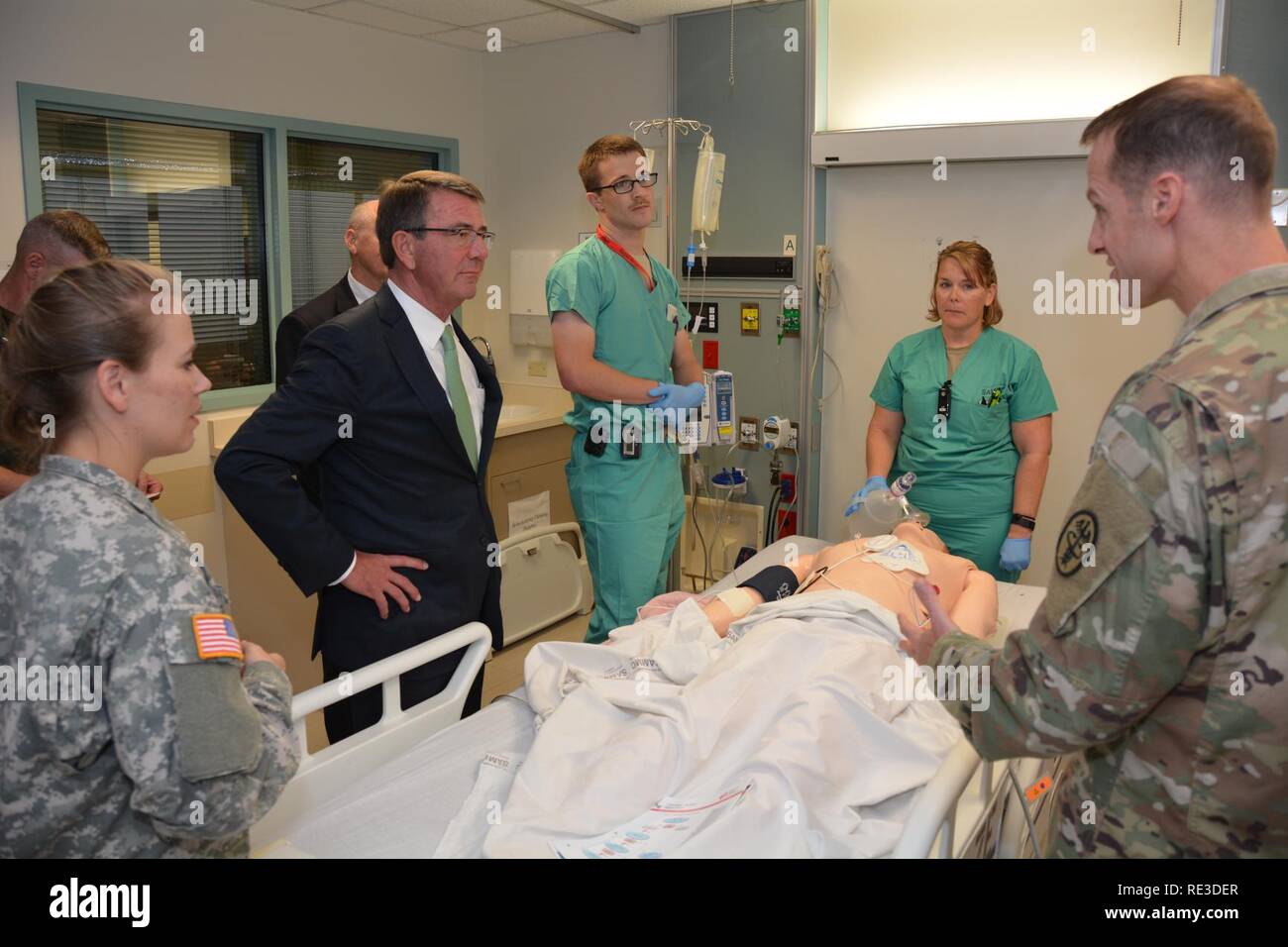 US-Verteidigungsminister Ash Carter und US Army Lt. Col Matthew Borgman diskutieren drahtlose Übertragung der CPR mit ein Schaufensterpuppe Simulator während seiner November 16 Besuch Brooke Army Medical Center, Fort Sam Houston, Texas. BAMC ist die Armee der größte und geschäftigste medizinisches Zentrum. Sekretärin Carter dankte persönlich verwundete und kranke Krieger, ihre Familien und BAMC Personal für ihren Dienst und Opfer. Sekretärin Carter tourte Labs und Simulation Zentren bahnbrechende Fortschritte in der bildgebenden Diagnostik und neue medizinische Trainingshilfen. Sein Besuch bei BAMC war Teil einer Tour des Joint Base San Antonio mit s Stockfoto