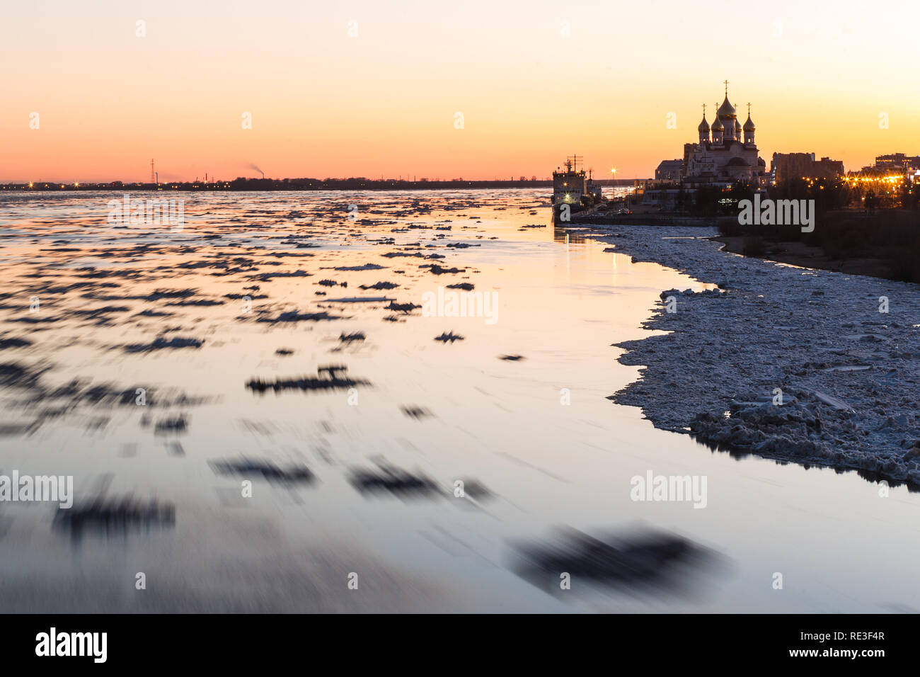 Eisgang in der nördlichen Dwina Fluss in Archangelsk, Russland. Schöne Eis motion Abend Landschaft. Stockfoto