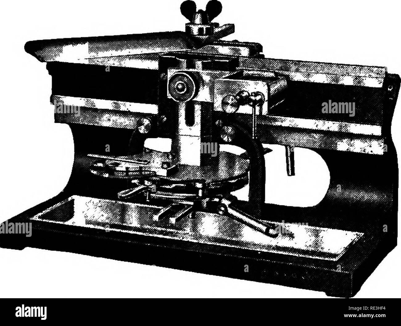 . Pathogene Mikroorganismen. Ein text-Buch der Mikrobiologie für Ärzte und Studenten der Medizin. (Auf Williams' Bakteriologie). Bakteriologie; pathogenen Bakterien. Das Mikroskop und mikroskopischen Methoden 57 (c) Der xylol mit absoluten Alkohol gewaschen und dann mit 70 Prozent Alkohol und destilliertem Wasser. {D) Der Abschnitt ist voller Flecken. (E) entwässern in absoluten Alkohol. (/") Klar in Xylol. (G) montieren in Balsam. Abschnitt schneiden. Schneiden geschieht am besten mit einem Instrument ein mikrotom genannt. Das Gewebe kann in Collodium oder Paraffin eingebettet werden; oder wenn Sie hardene worden Stockfoto
