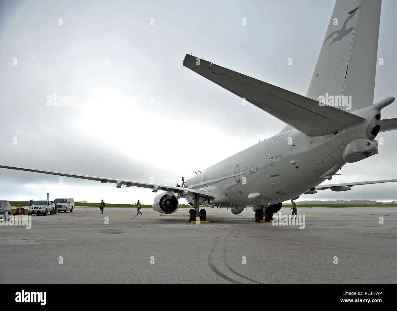 180119-N-KG 618-1176 ANDERSEN AIR FORCE BASE, Guam (Jan. 19, 2019) - SERVICEMEMBERS von der Royal Australian Air Force (RAAF) Ausfahrt a RAAF P-8A Poseidon nach der Rückkehr von einem Flug während der Übung Sea Dragon. Übung Sea Dragon ist eine jährliche, multilaterale Übung, die betont, dass koordinierte Anti-U-Boot-Krieg Verfolgung gegen Sowohl simulierte und Leben Ziele. (U.S. Marine Foto von Mass Communication Specialist 1. Klasse Kevin A. Flinn/Freigegeben) Stockfoto