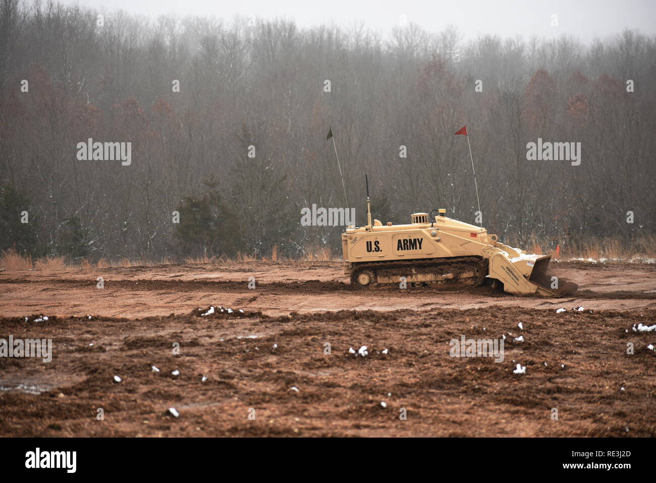 190112-A-BJ 597-1003 - Mitglieder der 469th Engineer Platoon aus Bentonville Arkansas führen Sie das M160 Roboter Mine Dreschflegel in Fort Leonard Wood, Missouri am 15. Januar, 2019. Stockfoto