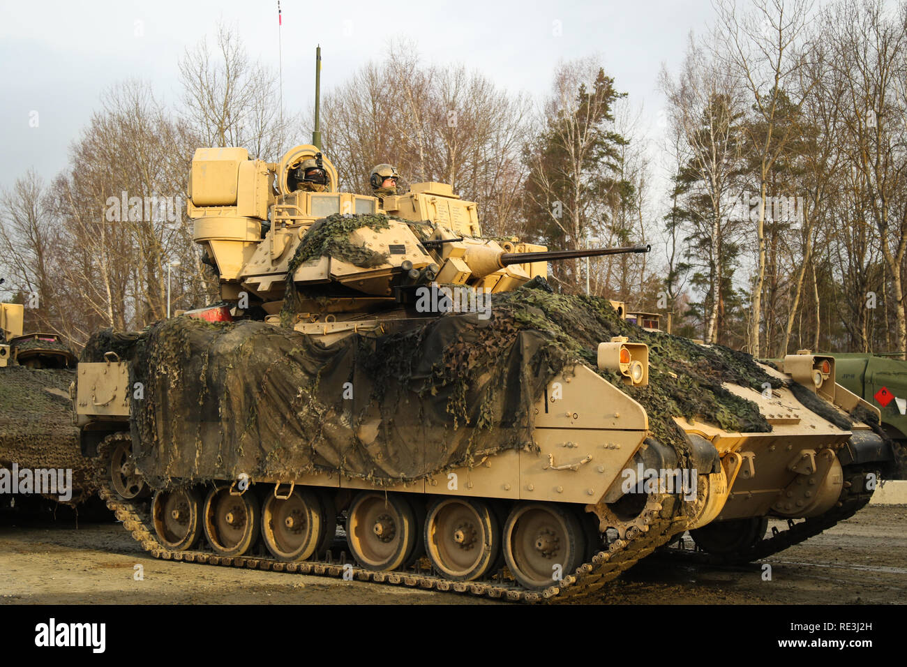 Us-Soldaten des zweiten Bataillons, 5th Cavalry Regiment, 1st Armored Brigade Combat Team, 1.Kavallerie Division für Phase zwei des kombinierten Lösung XI am Grafenwoehr Training Strecke in Deutschland bewegen, Jan. 17, 2019. Die 2-5 CAV ist nach Europa zur Unterstützung der Atlantischen lösen, ein bleibendes Training zwischen US- und NATO-Truppen eingesetzt. (U.S. Army National Guard video von Sgt. Marcel Pugh und SPC. Hannah Tarkelly, 382 Öffentliche Angelegenheiten Ablösung/1. ABCT, 1 CD-/Freigegeben) Stockfoto