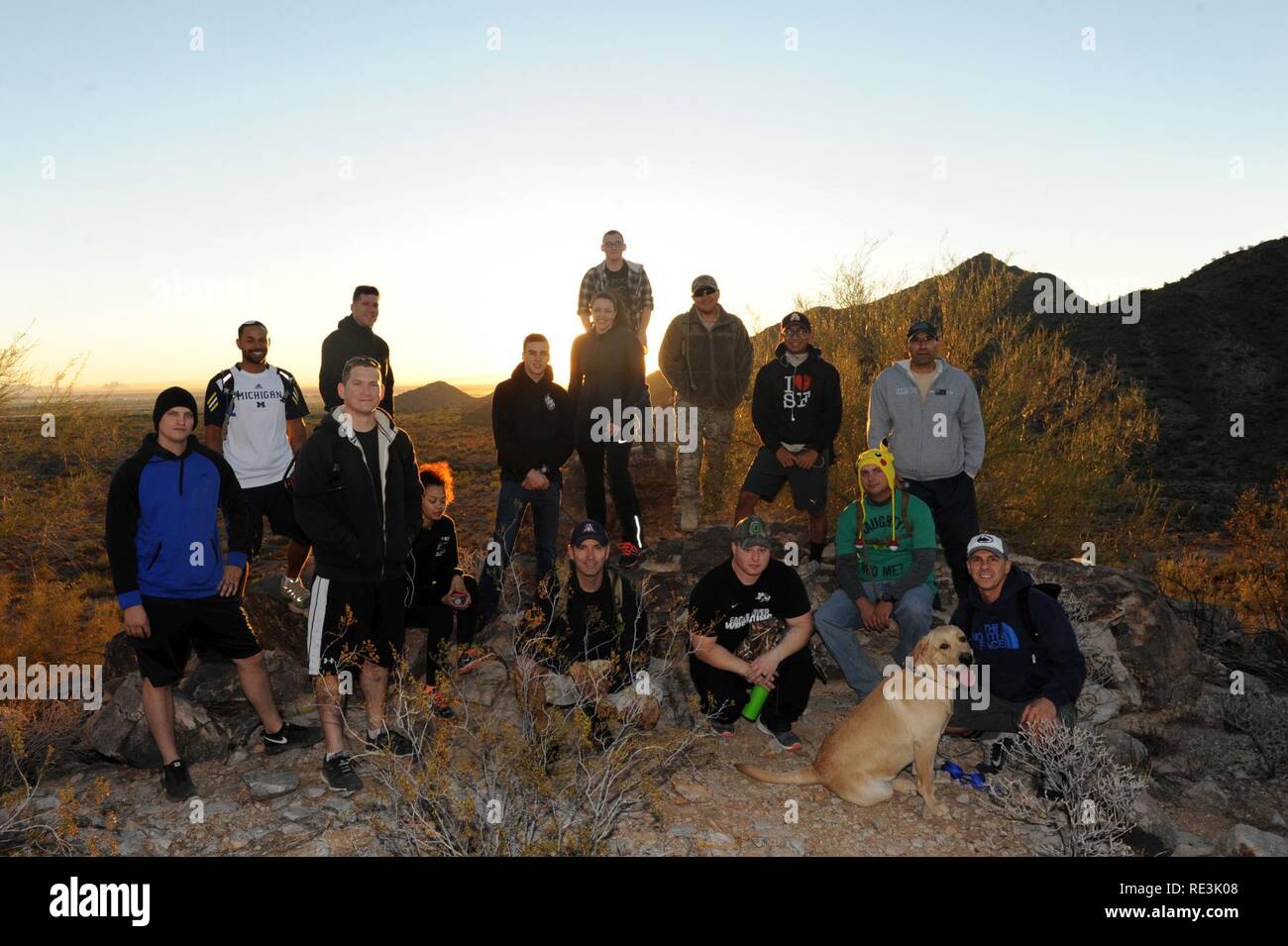 Die 56 Instandhaltungsgruppe Wartungsarbeiten Personal beruht auf dem verrado Trailhead Berg November 18, 2016 im White Tank Berge, Ariz. Die Wanderung wurde die Motivation und Führung zu verbessern. Stockfoto