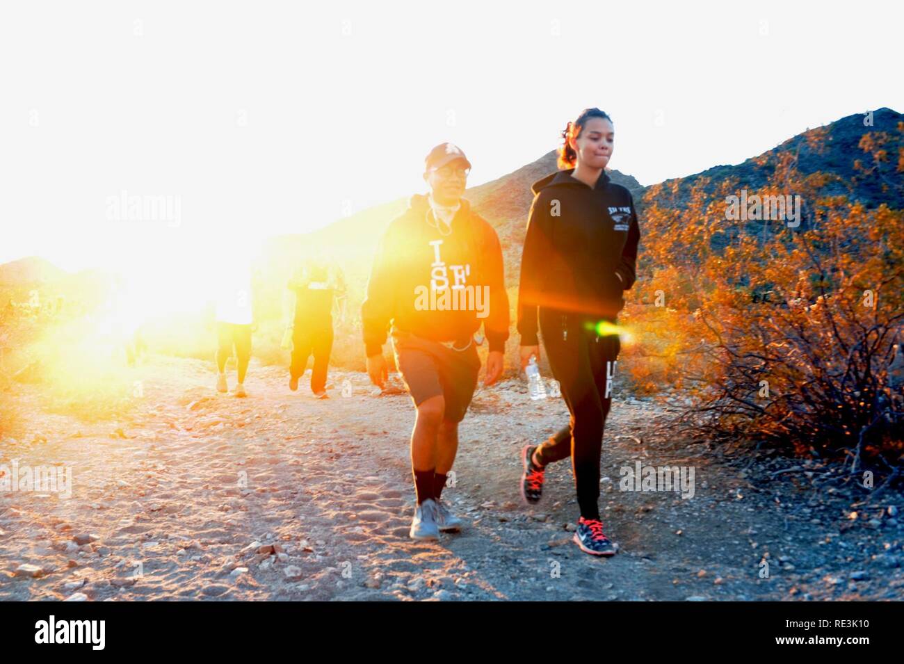 Airman 1st Class Jeremy Ceralde und Flieger Jasmin Dorsey, 56th Instandhaltungsgruppe Wartungsarbeiten Disponenten, Wanderung der Verrado Trailhead Nov. 18, 2016 im White Tank Berge, Ariz. Die 56 MXG Wartungsarbeiten Flieger sind die Teilnahme an einem monatlichen Wanderung Moral zu fördern. Stockfoto