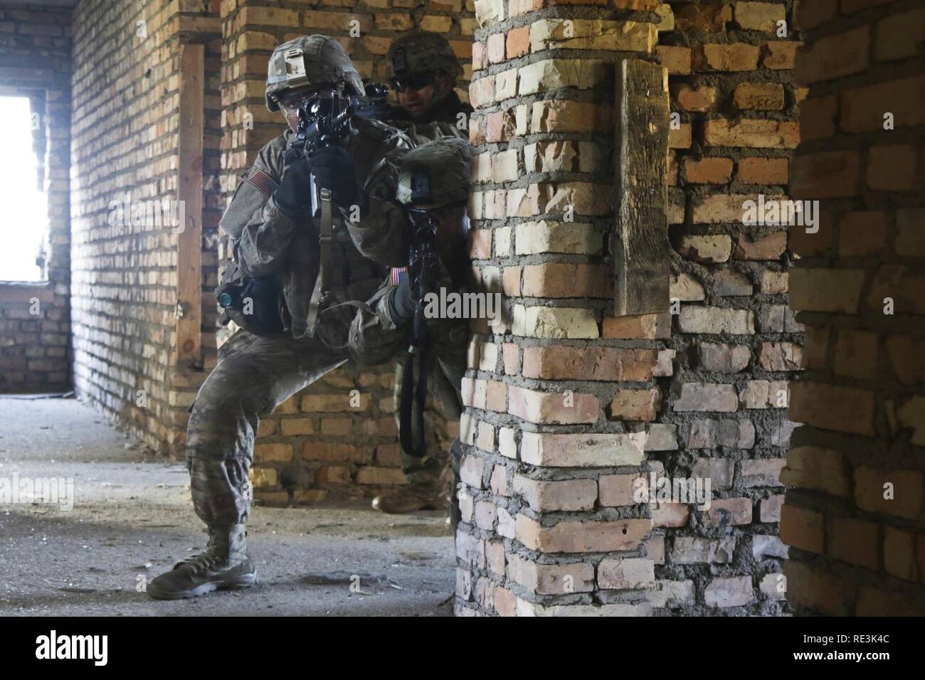 Us-Armee SPC. Tamaricus Tanner (Mitte), infanterist, zusammen mit anderen Fallschirmjäger des 3.platoon, das Unternehmen D, 2.BATAILLON, 503Rd Infanterie Regiment, 173Rd Airborne Brigade zugeordnet, aus der unteren Etage eines verlassenen Gebäude während eines bi-laterale Schulungsveranstaltung mit dem Polnischen 6 Airborne Bataillon, 16 Airborne Brigade (nicht dargestellt), der in einem städtischen Operations Training Facility in Wedrzyn, Polen, Nov. 21, 2016. Ein Teil der Mission in ganz Osteuropa für die 173Rd Abn. Bde. ist zu helfen, das NATO-Bündnis zu stärken. Dies ist zum Teil durch die Verbesserung der leichten Infanterie Alliierten tactica getan Stockfoto