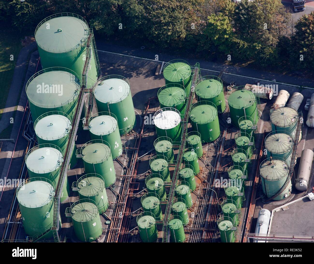 Lagertanks für Schmierstoffe im Duisburger Hafen, Ruhrort Binnenhafen Duisburg, Nordrhein-Westfalen Stockfoto