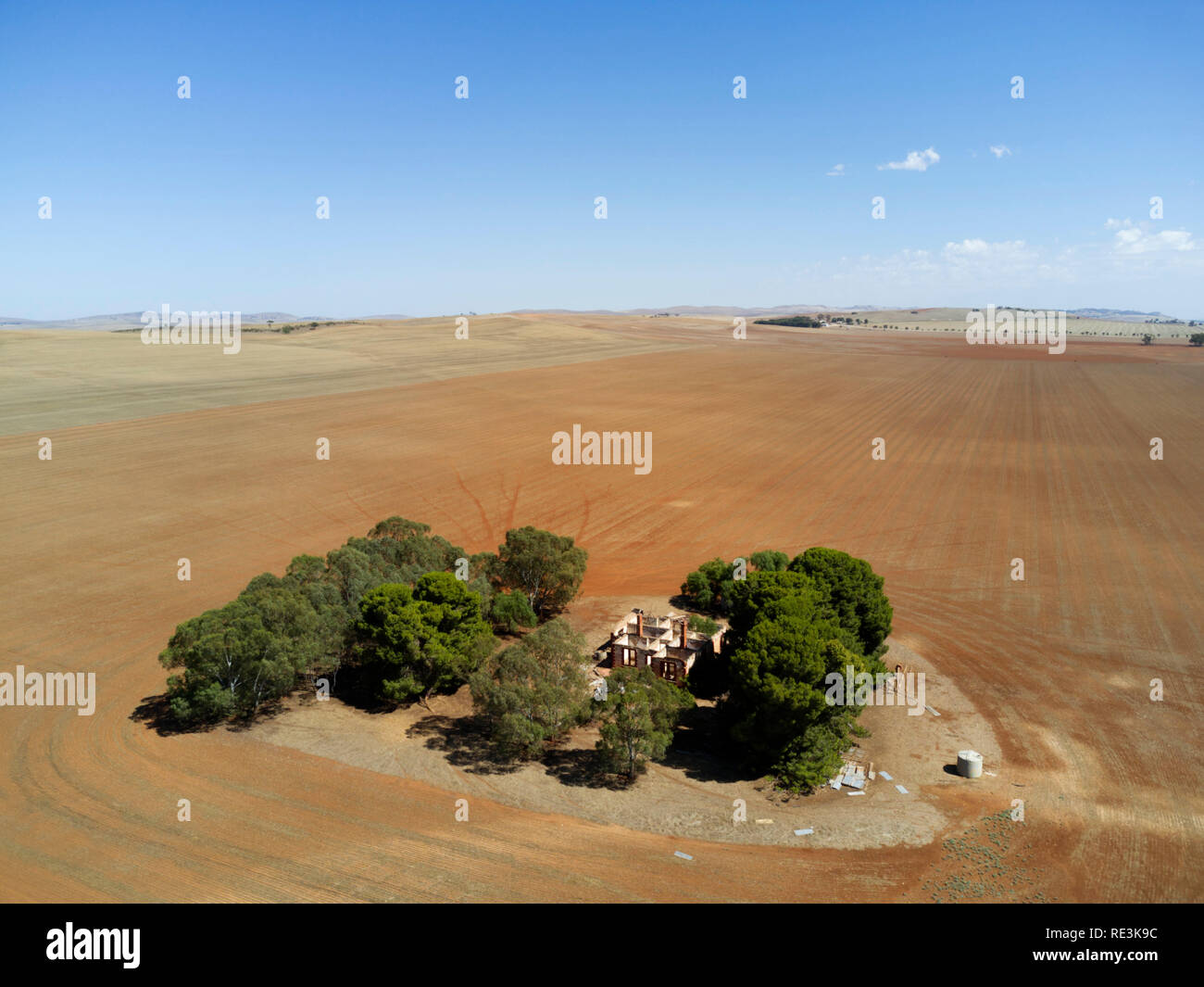 Antenne von einem verlassenen Bauernhaus aus Stein in der Mitte der gepflügten Feldes Stockfoto