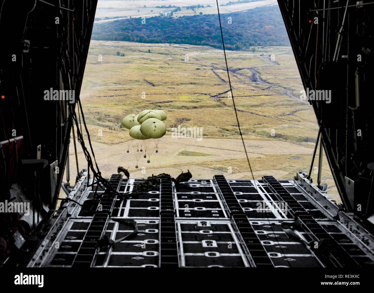 Cargo Fallschirm zu Boden, nachdem aus einer C-130 H bei scharfen Schwert 2017 Übung am 10. November 2016, über die Kyushu Präfektur, Japan. Scharfes Schwert wurde entwickelt, um die kritischen Fähigkeiten zu üben, die Verteidigung von Japan zu unterstützen und zu einer potenziellen Krise oder Verfügbarkeitsplan im Indo-Asia-Pazifik-Region zu reagieren. Stockfoto