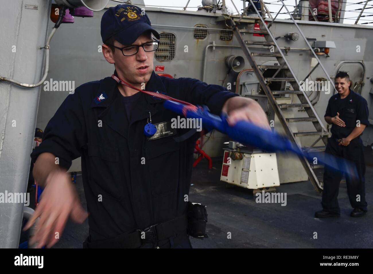 Mittelmeer (Nov. 15, 2016) Petty Officer 3rd Class Corey, Hanna, von Aurora, Ohio, Praktiken vom Gewehr, Pistole während der eingreiftruppe bravo Ausbildung an Bord der USS Ross (DDG71) November 15, 2016 Übergang. Ross, einer der Arleigh-Burke-Klasse geführte-missile Destroyer, Vorwärts - Rota, Spanien bereitgestellt werden, ist die Durchführung von naval Operations in den USA 6 Flotte Bereich der Maßnahmen zur Unterstützung der US-amerikanischen nationalen Sicherheitsinteressen in Europa und Afrika. Stockfoto