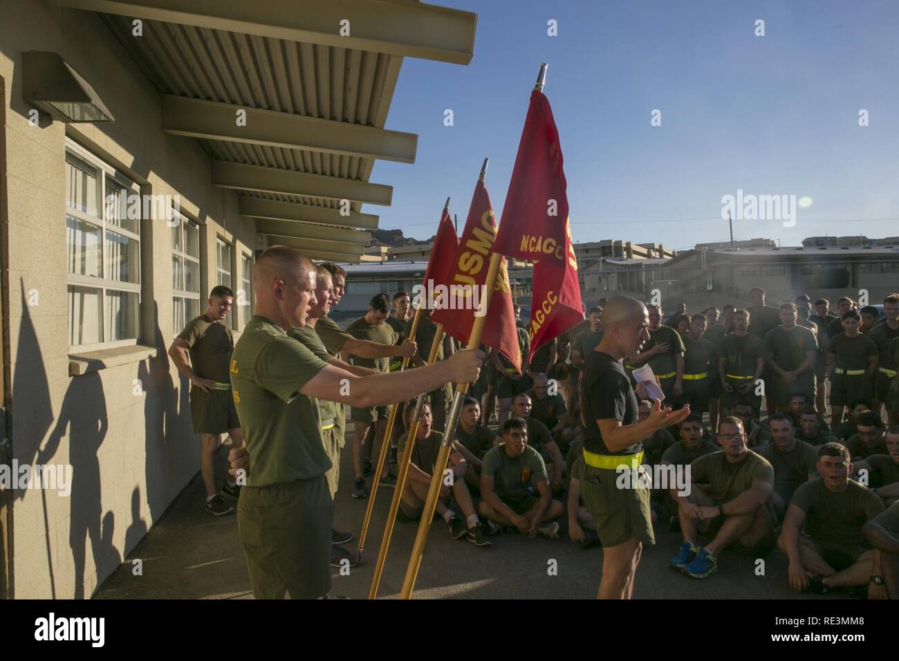 Sgt. Maj. Avery L. Crespin, Bataillon Sergeant Major, Sitz Bataillon, spricht mit Marines über die Geschichte der Marine Corps an Bord Marine Corps Air Ground Combat Center, Twentynine Palms, Calif., Nov. 9, 2016. Stockfoto